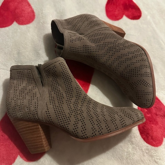 New Violet & Red Jensen Heeled Bootie - Picture 3 of 12